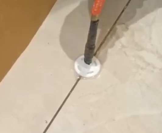 保德瓷砖空鼓维修公司专业解答瓷砖在铺贴过程中，如果没有涂抹均匀到位的粘结材料（如水泥砂浆或瓷砖胶），可能会导致以下问题